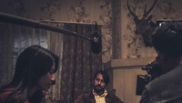 Nah, kalau ini salah satu adegan di film Pengabdi Setan. Meski sedang syuting, Bront tetap memilih kopi sebagai minuman kesukaannya. Foto: Instagram @bront_palarae