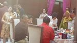 Gaya Sederhana Wali Kota Surabaya, Tri Rismaharini Saat Makan Rujak dan Nasi Bungkus