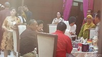 Begini gayanya saat mengambil makanan ketika makan bersama Ketum PDIP, Megawati Soekarnoputri. Di sana juga terlihat ada mantan Menteri BUMN, Bahlan Iskan. Foto: tri rismaharini