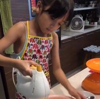 Keren! Walau Baru 8 Tahun, Anak Artika Sari Devi Ini Sudah Bisa Masak Cupcake Sendiri