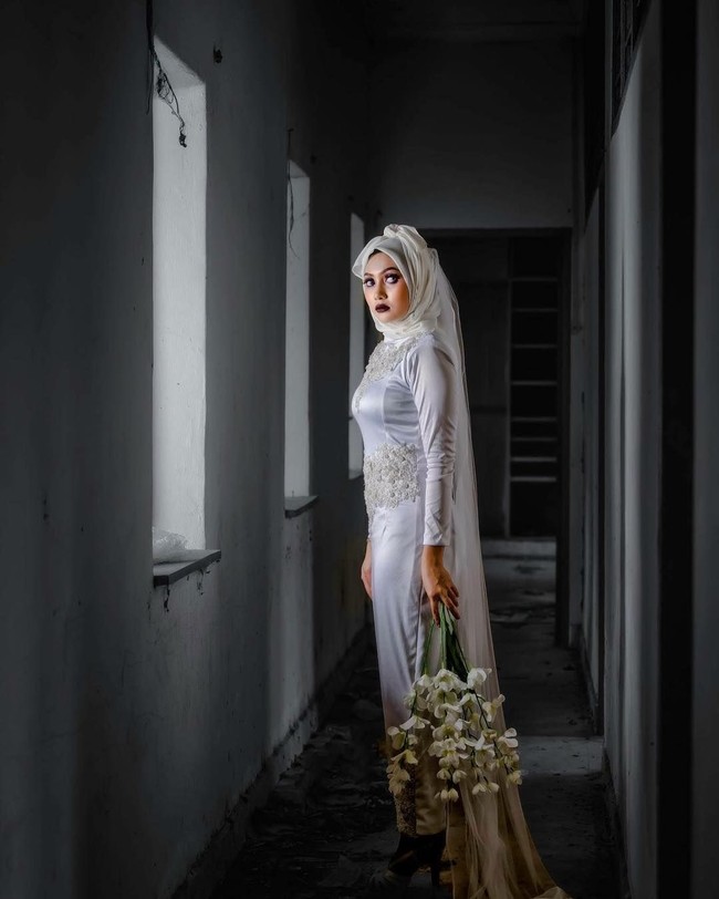 Azzim Aziz pun bercerita bahwa para pelanggannya bebas memadupadankan koleksinya ini ke dalam berbagai gaya. Konsep seram sebenarnya hanya untuk pemotretan saja. Foto: Dok. Azzim Aziz