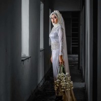 Azzim Aziz pun bercerita bahwa para pelanggannya bebas memadupadankan koleksinya ini ke dalam berbagai gaya. Konsep seram sebenarnya hanya untuk pemotretan saja. Foto: Dok. Azzim Aziz