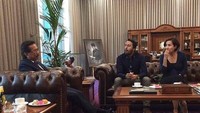 Kalau ini, pose Bront saata sedang ngeteh dan ngobrol bersama ketua menteri Sabah, Datuk Seri Panglima Musa Aman. Foto: Instagram @bront_palarae