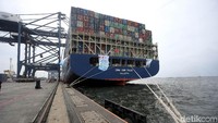 Kapal sepanjang 300 meter ini merupakan satu dari beberapa kapal raksasa yang belakangan ini rutin berlabuh di Pelabuhan Tanjung Priok.