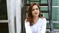 Stefhanie Zamora tampil boyish dengan ripped jeans kala berkunjung ke kantor detikcom. Meski begitu ia tetap terlihat seksi. Foto: Asep Syaifullah
