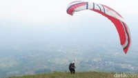 Area take off di sini berbentuk bulat dan memudahkan para pecinta paralayang untuk terbang (Uje Hartono/detikTravel)