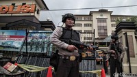 Polisi bersenjata api laras panjang lengkap dengan helm dan rompi antipeluru hilir-mudik di depan Mapolres Metro Jakarta Utara.
