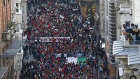 Ribuan warga Turki turun ke jalan di Kota Istanbul, Senin (14/5) waktu setempat. REUTERS/Osman Orsal.