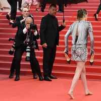 Ia memilih nyeker tanpa alas kaki dan berjalan dengan santai, sambil menenteng sepasang sepatunya. Foto: Getty Images