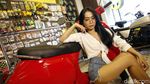 Pose Menggoda Marcella dengan Skuter Merah