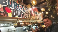 Menyambangi New Zealand, Rifat mampir ke resto burger. Suasana Instagramable ya? Pantas saja Rifat menyempatkan foto di sini! Foto: Instagram rifato