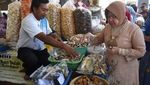 Gaya Sederhana Wali Kota Surabaya, Tri Rismaharini Saat Makan Rujak dan Nasi Bungkus