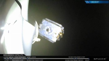 Untuk misi perdananya ini, Block 5 Falcon 9 berhasil membawa satelit milik Bangladesh yang bernama Bangabandhu-1 ke orbit atas Bumi. (Foto: Twitter SpaceX)