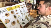 Food face, tulis Rifat. Pereli berkulit putih ini menunjukkan wajah senang saat membaca buku menu. Udah laper ya? Foto: Instagram rifato