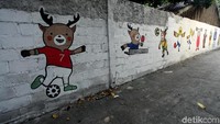 Mural maskot tersebut terlihat lucu.