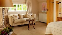 Tempat ini memiliki sejumlah penginapan mewah yang mempunyai interior klasik. Sangat cocok untuk keluarga kerajaan (Coworth Park)