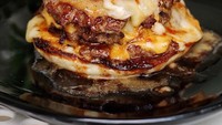 Dua patty burger dilengkapi dengan dua lembar keju cheddar dan mozarella. Dijamin bikin perut kenyang. Foto @eatwithkoko Foto: Instagram