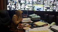 Ini dia menu makan siang Risma kala itu. Tidak dibeli di rumah makan melainkan bawa dari rumah. Ada sepiring lontong urap, semangkuk kare ayam, ikan asing serta tahu dan tempe goreng. Foto: tri rismaharini