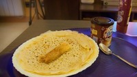 Di Spanyol namanya panqueques. Adonannya terbuat dari terigu dan putih telur yang dikocok hingga berbusa. Berbagai topping manis biasa ditambahkan sebagai pelengkap. Foto: Istimewa