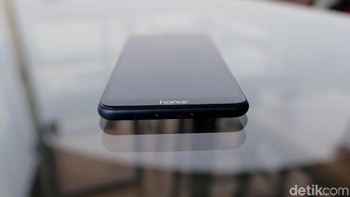 Sedangkan baterainya yang berkapasitas 3.340 mAh cukup awet untuk pemakaian seharian, kadang lebih. Foto: Muhammad Ridho