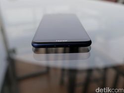 Unboxing Ponsel Honor 7X, Penantang Kuat di Kelas Menengah