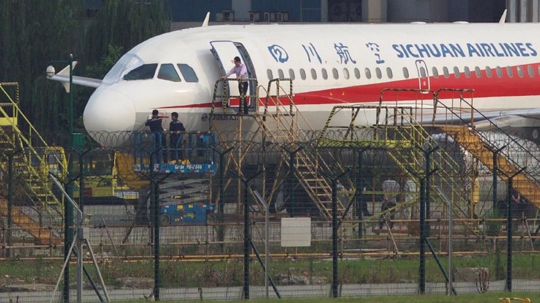 Kopilot Sempat Tersedot Keluar, Sichuan Airlines Mendarat Darurat Kopilot Sempat Tersedot Keluar, Sichuan Airlines Mendarat Darurat