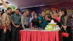 Gaya Sederhana Wali Kota Surabaya, Tri Rismaharini Saat Makan Rujak dan Nasi Bungkus
