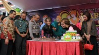 Tidak hanya potong tumpeng, Risma juga diminta untuk meniup lilin dari kue cokelat berukuran besar yang ada dihadapannya itu. Tentunya masih dalam rangka merayakan Hari Ibu 2017. Foto: Instagram dishubsurabaya