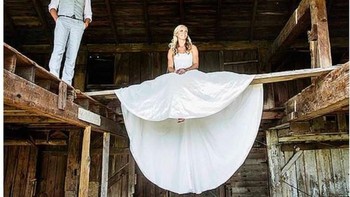 Kaki pengantin wanita ini tampak panjang. (Foto: Brightside)