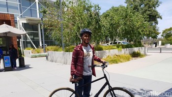 Kalau naik mobil kadang macet, jarak tempuhnya sama saja tapi kalau pakai sepeda kan bisa sekalian olahraga, kata pemuda berusia 27 tahun ini. Foto: Fino Yurio Kristo/detikcom