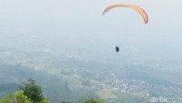 Bukit Keteb di Gunung Kembang ini ditunjuk untuk digunakan sebagai tempat kejuaraan nasional olahraga Paralayang pada September 2018 mendatang (Uje Hartono/detikTravel)