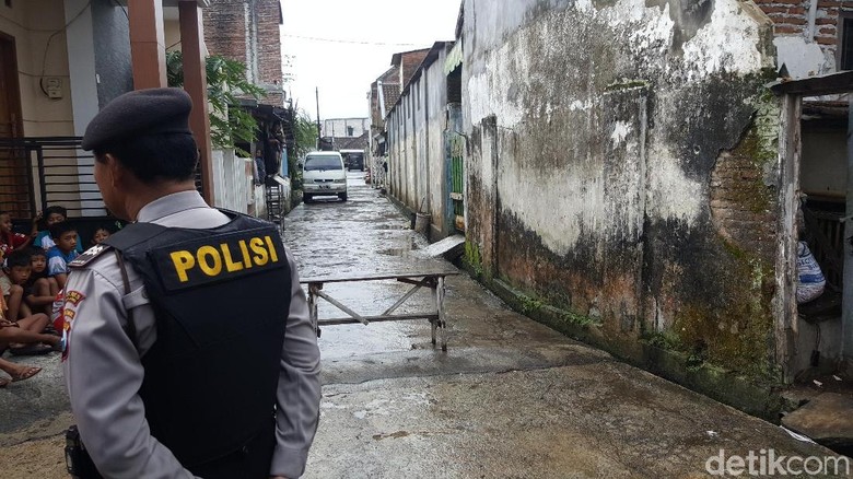 Tiga Warga Malang Diamankan Densus 88, Terkait Jaringan JAD? Tiga Warga Malang Diamankan Densus 88, Terkait Jaringan JAD?