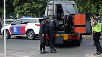 Benda mencurigakan berupa kardus ini diduga diletakkan perempuan.