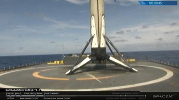 Roket ini pun berhasil mendarat kembali ke Bumi, tepatnya di droneship yang terletak di Samudra Atlantik. (Foto: Twitter SpaceX)