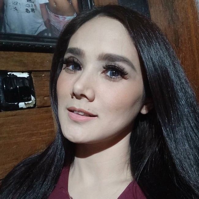 Mulan Jameela ternyata melakukan perawatan botox dan filler untuk menjaga penampilan wajahnya. Suntik botox dilakukannya di area dahi. Sedangkan filler dilakukannya di area pelipis dahi, kantung mata, ujung hidung dan dagu. Foto: Instagram