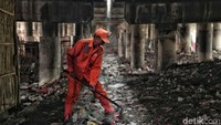 Menurut petugas hampir tiap hari mereka membersihkan sampah di bawah kolong tol itu.