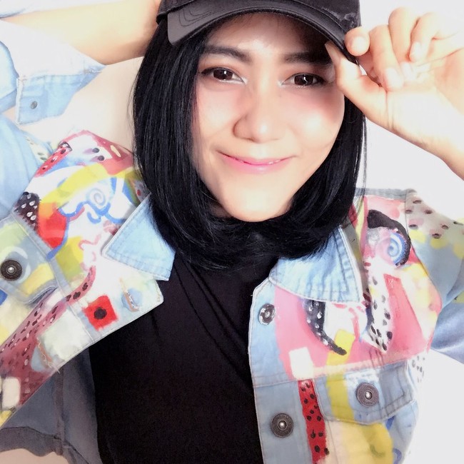 Bagaimana menurutmu dengan penampilan Sandhyca yang tampil mengenakan makeup flawless ini? Foto: Instagram @sandhycaputrie