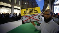 Mereka memprotes pemindahan kedubes AS untuk Israel dari Tel Aviv ke Yerusalem. REUTERS/Osman Orsal.