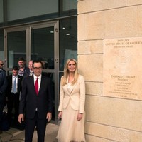 Saat pembukaan Kedubes AS di Yerusalem, Senin (14/5/2018), Ivanka Trump berganti busana dengan nuansa putih. Foto: Getty Images