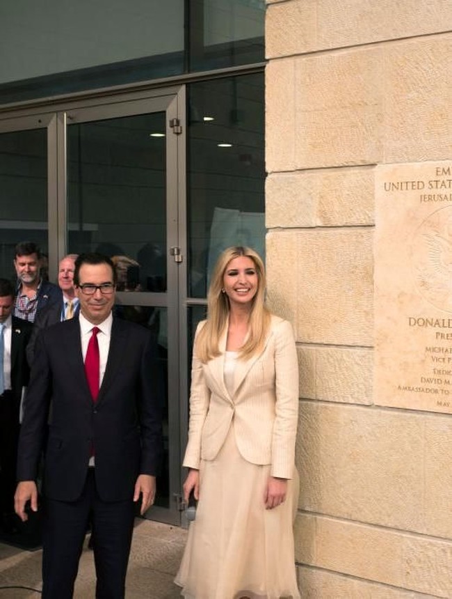 Saat pembukaan Kedubes AS di Yerusalem, Senin (14/5/2018), Ivanka Trump berganti busana dengan nuansa putih. Foto: Getty Images