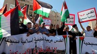Setidaknya 58 warga Palestina tewas ditembak pasukan Israel dalam bentrokan saat demo di perbatasan Gaza. Insiden tragis itu terjadi saat ribuan demonstran Palestina memprotes pemindahan Kedutaan Amerika Serikat dari Tel Aviv ke Yerusalem. Ammar Awad/Reuters.