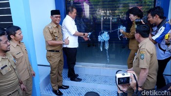 Peresmian Media Center yang ditandai dengam pemotongan pita oleh Menkominfo dan Wali Kota Singkawang. Foto: detikINET/Adi Fida Rahman