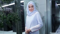 Ia tampil dengan hijab biru.