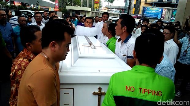 Tangis Keluarga Sambut Jenazah Korban Bom Surabaya di Tangerang