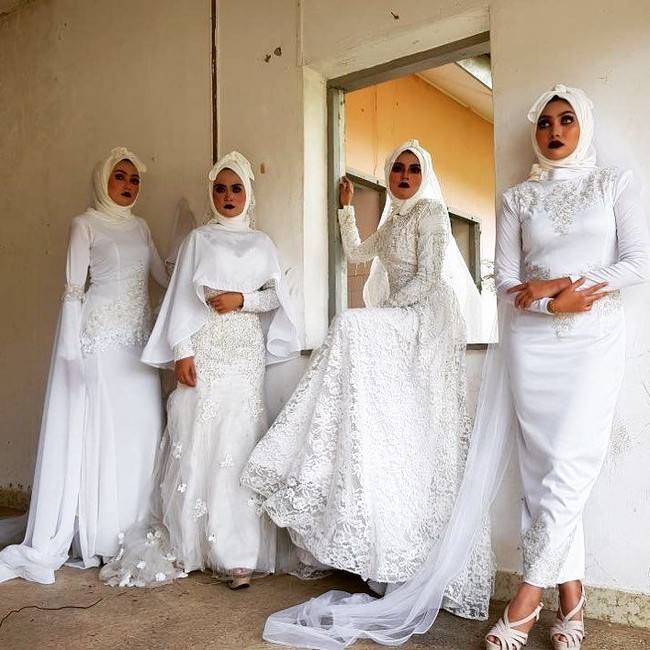 Sebenarnya koleksi Hijab Pengantin Seram sama dengan busana pernikahan lainnya. Bentuknya dress dengan aksen beading, cape, hingga tambahan detail lace. Foto: Instagram/Azzim_aziz