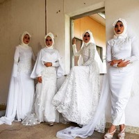 Sebenarnya koleksi Hijab Pengantin Seram sama dengan busana pernikahan lainnya. Bentuknya dress dengan aksen beading, cape, hingga tambahan detail lace. Foto: Instagram/Azzim_aziz