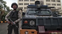 Penjagaan ini untuk mengantisipasi serangan terorisme setelah terjadi rentetan serangan bom di tiga gereja dan Polrestabes Surabaya, Jawa Timur.
