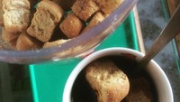 Ini gaya @therealmeeziee menikmati kopi tubruk. Tak ditambah marshmallow tapi ditaburi biskuit. Kalau sudah lembek pasti enak, pahit manis! Foto: Instagram @therealmeeziee