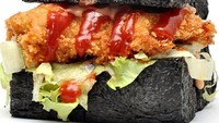 Burger yang ini roti bunnya warna hitam. Isinya juga bukan daging patty tapi ayam goreng berlapis tepung. Kriuk-kriuk! Foto : rony_indrianto