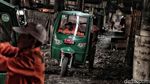 Petugas Berjibaku Bersihkan Sampah di Kolong Tol Tanjung Priok